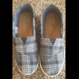Boys Toms Size 3.5